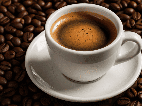 Kawowski.pl, filiżanka kawy espresso na białym talerzyku z kawą i ziarnami kawy w tle, kawa mielona, aromatyczny napar, przygotowanie kawy, artystyczne zdjęcie kawy, kawa do biura i domu, różne rodzaje kawy, najlepsza kawa, kawowy design, kawa w wysokiej jakości, kawowe inspiracje, kawa z kafeterii, kawa na co dzień, kawa premium, kawa mielona i ziarnista, kawowe akcesoria, smak i aromat kawy - idealna dla miłośników kawy, profesjonalne palenie kawy, kawa na wynos, kawa na zimno.