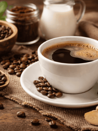 Kawa i jej wpływ na żołądek – jak unikać podrażnień i cieszyć się smakiem bezpiecznie. Porady dotyczące spożywania kawy przy problemach żołądkowych i naturalne metody łagodzenia dolegliwości.